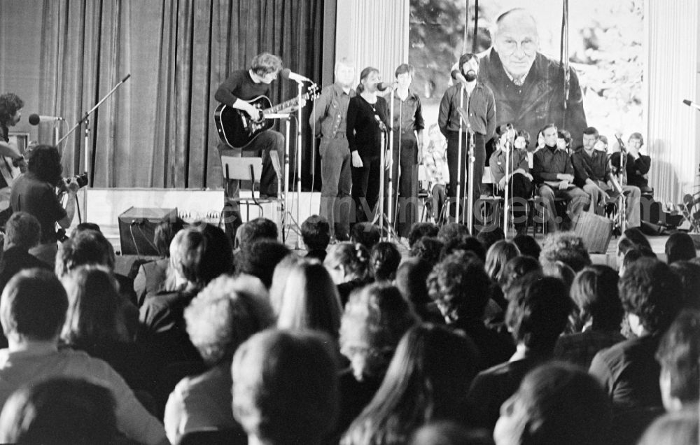 Berlin: Ernst Busch memorial event by the FDJ in the Congress Hall in the Mitte district of East Berlin in the area of the former GDR, German Democratic Republic