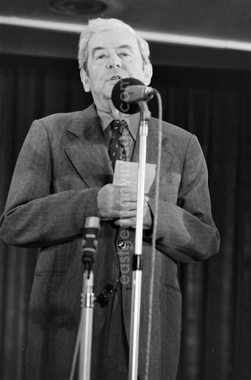 GDR image archive: Berlin - Speaker at the Ernst Busch memorial event of the FDJ in the Congress Hall in the Mitte district of Berlin, East Berlin on the territory of the former GDR, German Democratic Republic