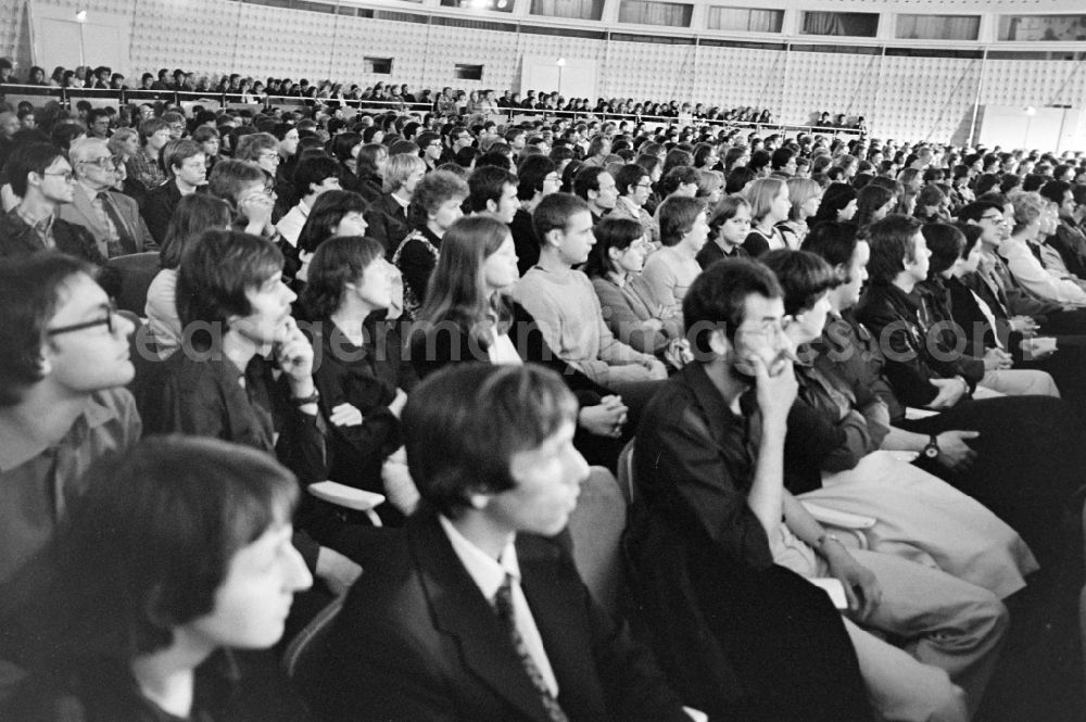 GDR photo archive: Berlin - Ernst Busch memorial event by the FDJ in the Congress Hall in the Mitte district of East Berlin in the area of the former GDR, German Democratic Republic