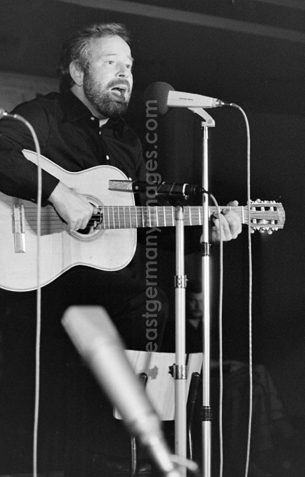 GDR picture archive: Berlin - Musical contribution to the Ernst Busch memorial event by the FDJ in the Congress Hall in the Mitte district of East Berlin in the territory of the former GDR, German Democratic Republic