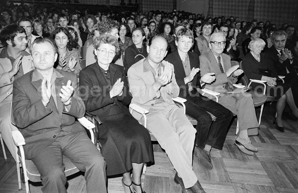 Berlin: Ernst Busch memorial event by the FDJ in the Congress Hall in the Mitte district of East Berlin in the area of the former GDR, German Democratic Republic