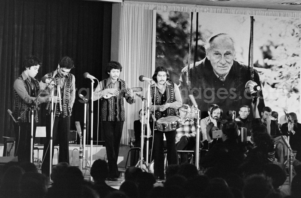 GDR image archive: Berlin - Musical contribution to the Ernst Busch memorial event by the FDJ in the Congress Hall in the Mitte district of East Berlin in the territory of the former GDR, German Democratic Republic