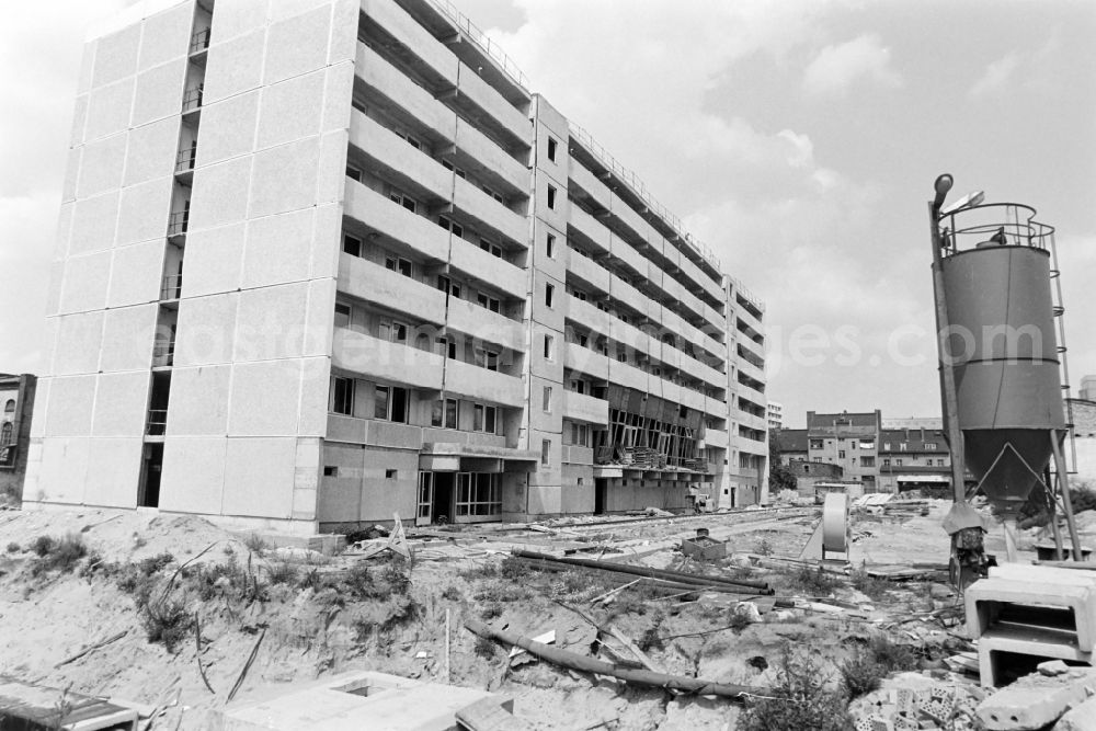 GDR image archive: Berlin - Construction of a senior citizens' home in prefabricated concrete on the Strasse der Befreiung in the Lichtenberg district of East Berlin in the territory of the former GDR, German Democratic Republic