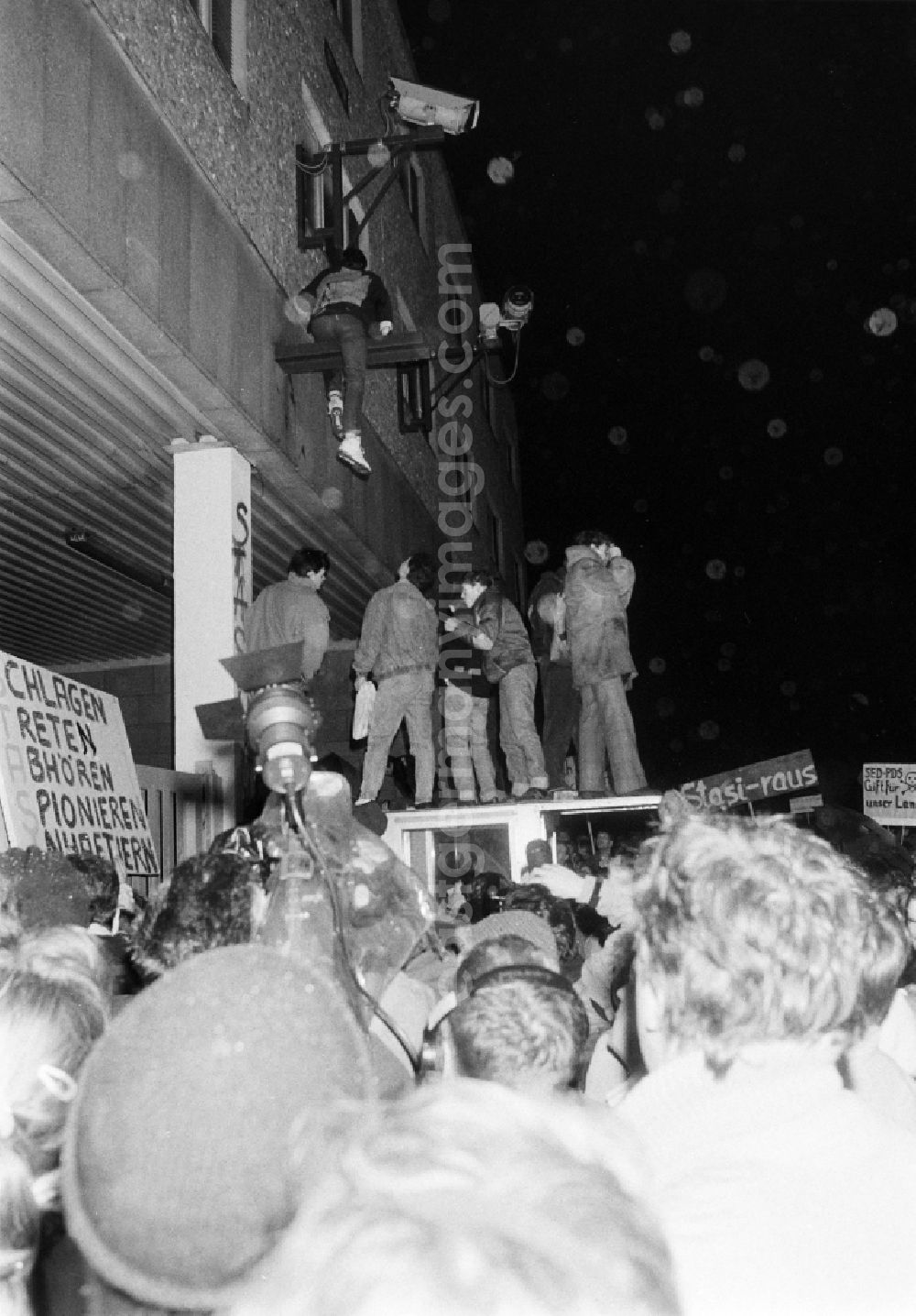 GDR photo archive: Berlin - Demonstrators and protesters during the storming and occupation the headquarters of the MfS Ministry for State Security on street Ruschestrasse - Normannenstrasse in the district Lichtenberg in Berlin Eastberlin on the territory of the former GDR, German Democratic Republic