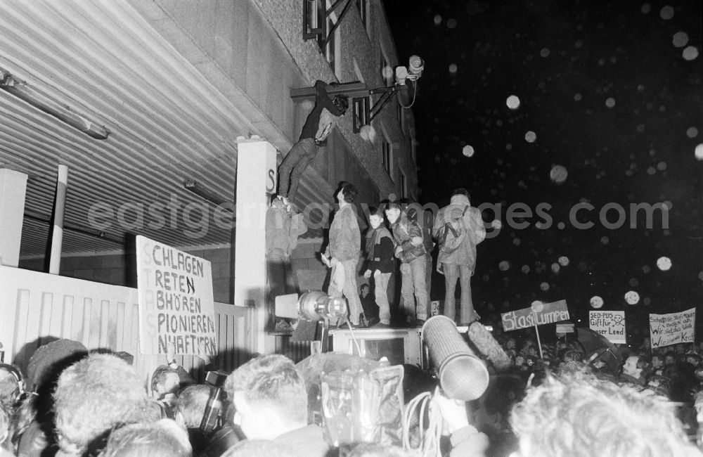 GDR picture archive: Berlin - Demonstrators and protesters during the storming and occupation the headquarters of the MfS Ministry for State Security on street Ruschestrasse - Normannenstrasse in the district Lichtenberg in Berlin Eastberlin on the territory of the former GDR, German Democratic Republic