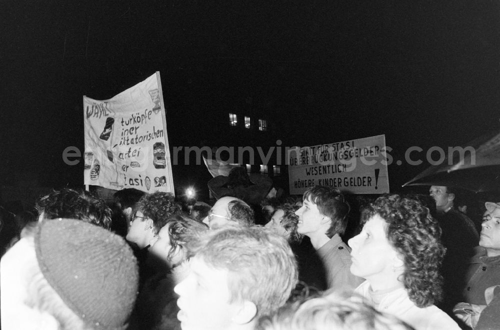 Berlin: Demonstrators and protesters during the storming and occupation the headquarters of the MfS Ministry for State Security on street Ruschestrasse - Normannenstrasse in the district Lichtenberg in Berlin Eastberlin on the territory of the former GDR, German Democratic Republic