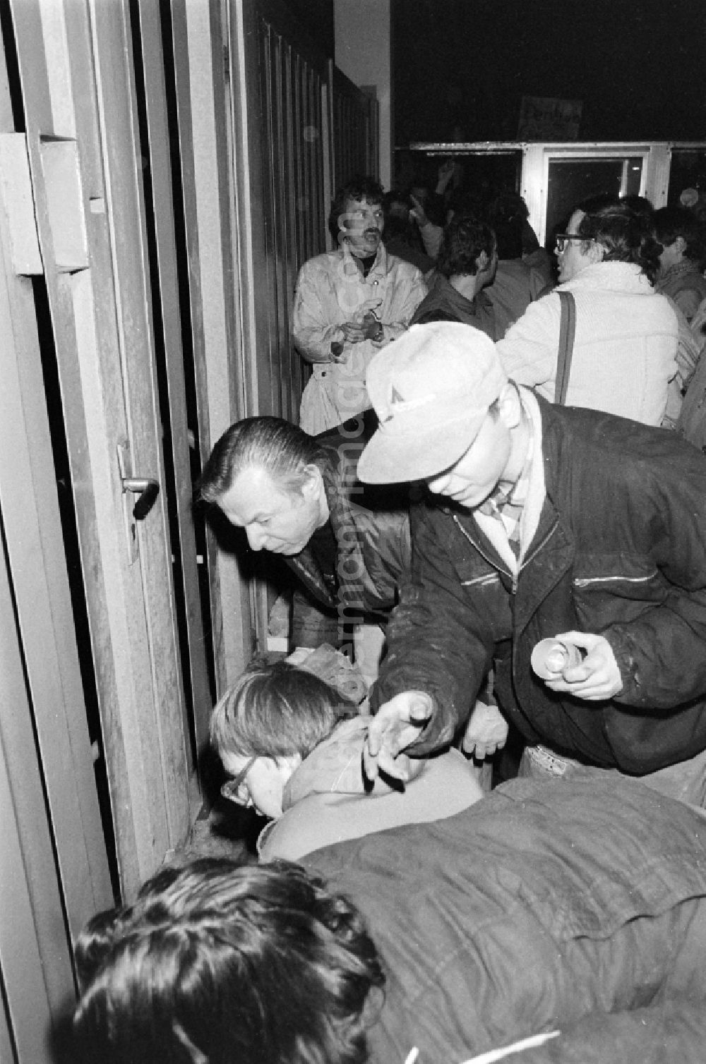 Berlin: Demonstrators and protesters during the storming and occupation the headquarters of the MfS Ministry for State Security on street Ruschestrasse - Normannenstrasse in the district Lichtenberg in Berlin Eastberlin on the territory of the former GDR, German Democratic Republic