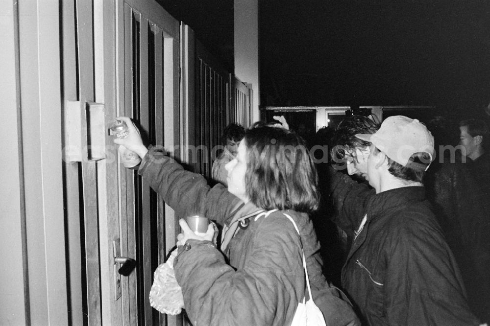 GDR image archive: Berlin - Demonstrators and protesters during the storming and occupation the headquarters of the MfS Ministry for State Security on street Ruschestrasse - Normannenstrasse in the district Lichtenberg in Berlin Eastberlin on the territory of the former GDR, German Democratic Republic