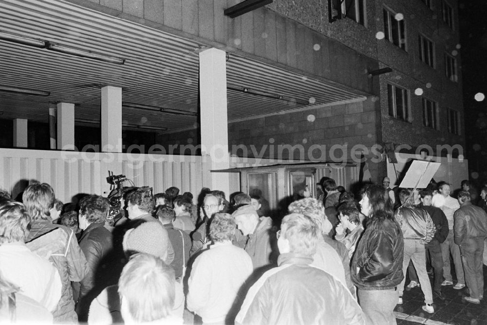 GDR photo archive: Berlin - Demonstrators and protesters during the storming and occupation the headquarters of the MfS Ministry for State Security on street Ruschestrasse - Normannenstrasse in the district Lichtenberg in Berlin Eastberlin on the territory of the former GDR, German Democratic Republic