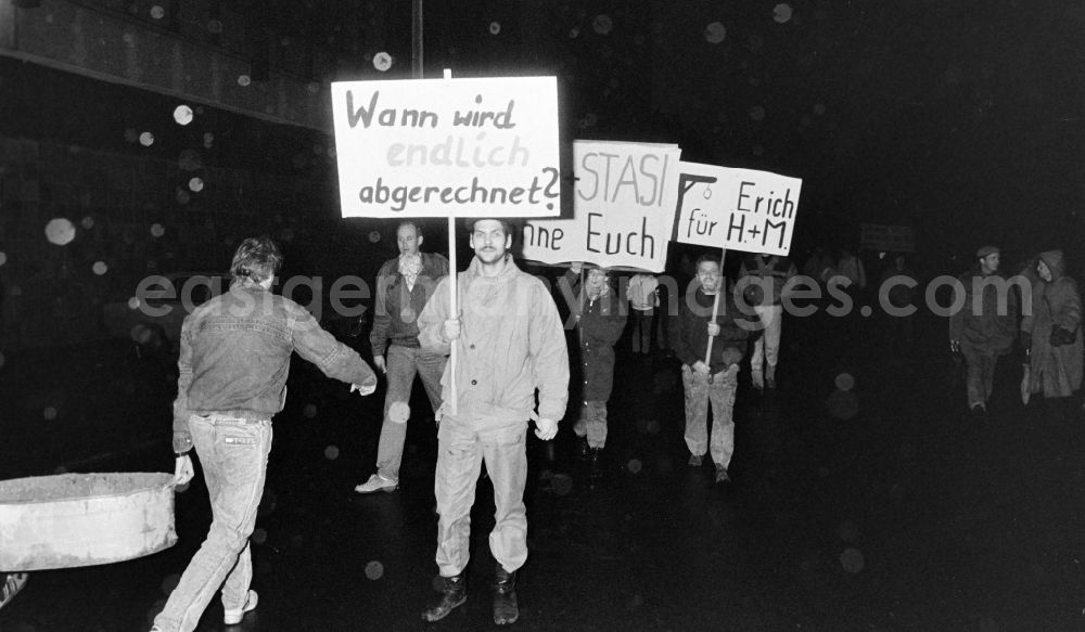 Berlin: Demonstrators and protesters during the storming and occupation the headquarters of the MfS Ministry for State Security on street Ruschestrasse - Normannenstrasse in the district Lichtenberg in Berlin Eastberlin on the territory of the former GDR, German Democratic Republic