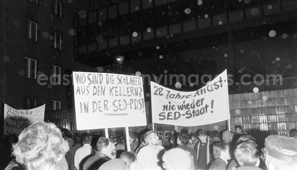 GDR image archive: Berlin - Demonstrators and protesters during the storming and occupation the headquarters of the MfS Ministry for State Security on street Ruschestrasse - Normannenstrasse in the district Lichtenberg in Berlin Eastberlin on the territory of the former GDR, German Democratic Republic