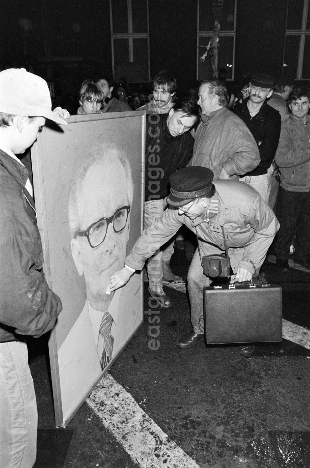 Berlin: Demonstrators and protesters during the storming and occupation the headquarters of the MfS Ministry for State Security on street Ruschestrasse - Normannenstrasse in the district Lichtenberg in Berlin Eastberlin on the territory of the former GDR, German Democratic Republic