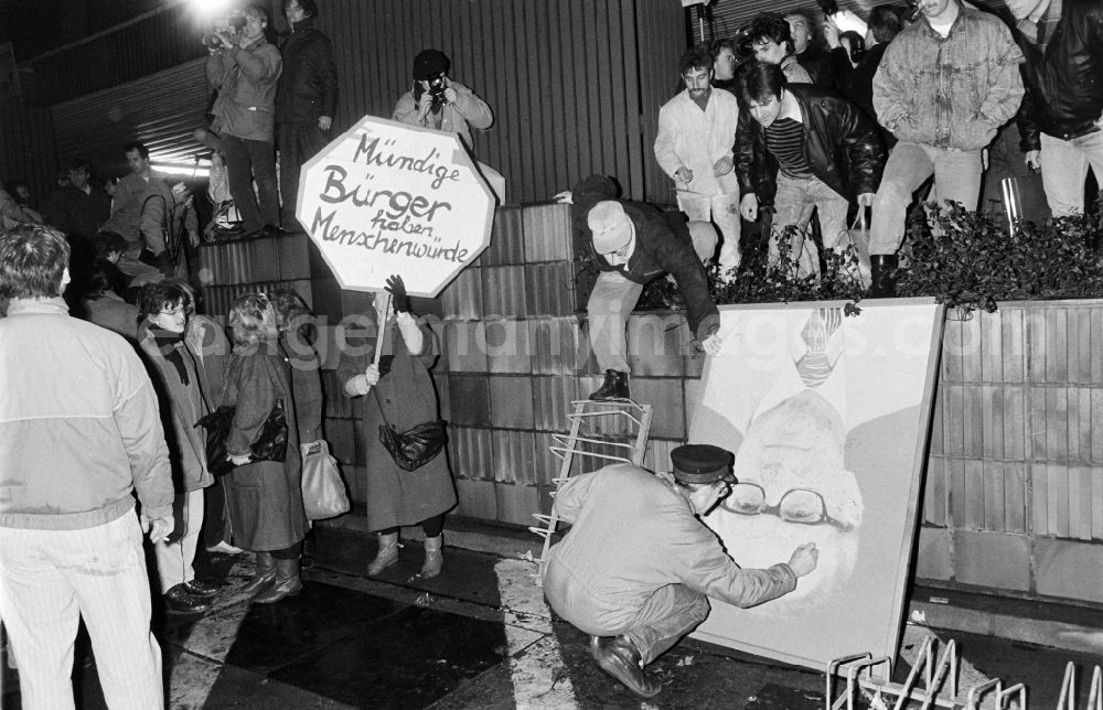 GDR image archive: Berlin - Demonstrators and protesters during the storming and occupation the headquarters of the MfS Ministry for State Security on street Ruschestrasse - Normannenstrasse in the district Lichtenberg in Berlin Eastberlin on the territory of the former GDR, German Democratic Republic