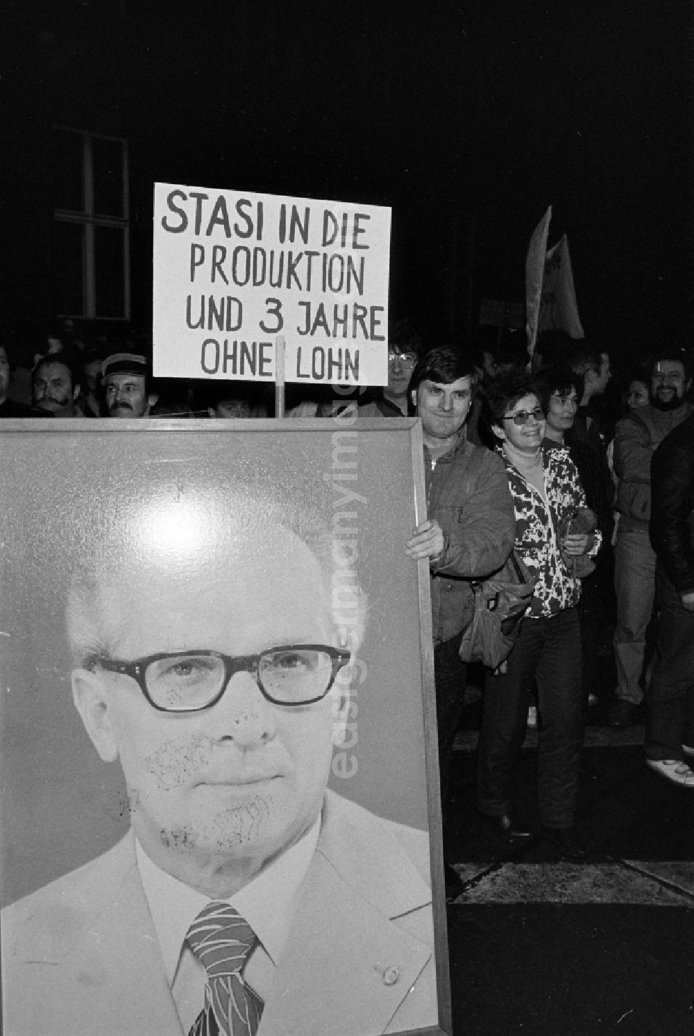 GDR photo archive: Berlin - Demonstrators and protesters during the storming and occupation the headquarters of the MfS Ministry for State Security on street Ruschestrasse - Normannenstrasse in the district Lichtenberg in Berlin Eastberlin on the territory of the former GDR, German Democratic Republic