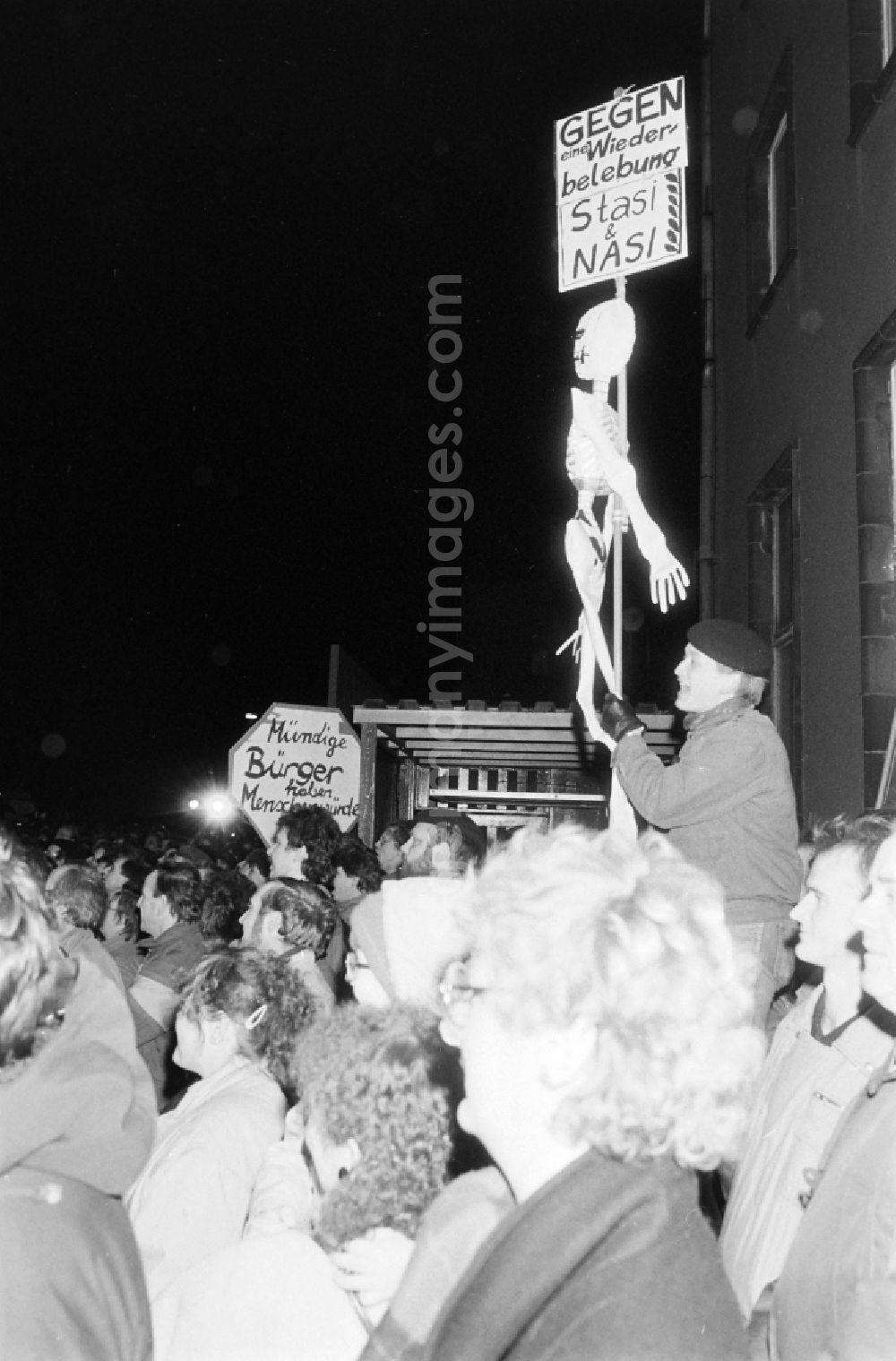 GDR picture archive: Berlin - Demonstrators and protesters during the storming and occupation the headquarters of the MfS Ministry for State Security on street Ruschestrasse - Normannenstrasse in the district Lichtenberg in Berlin Eastberlin on the territory of the former GDR, German Democratic Republic