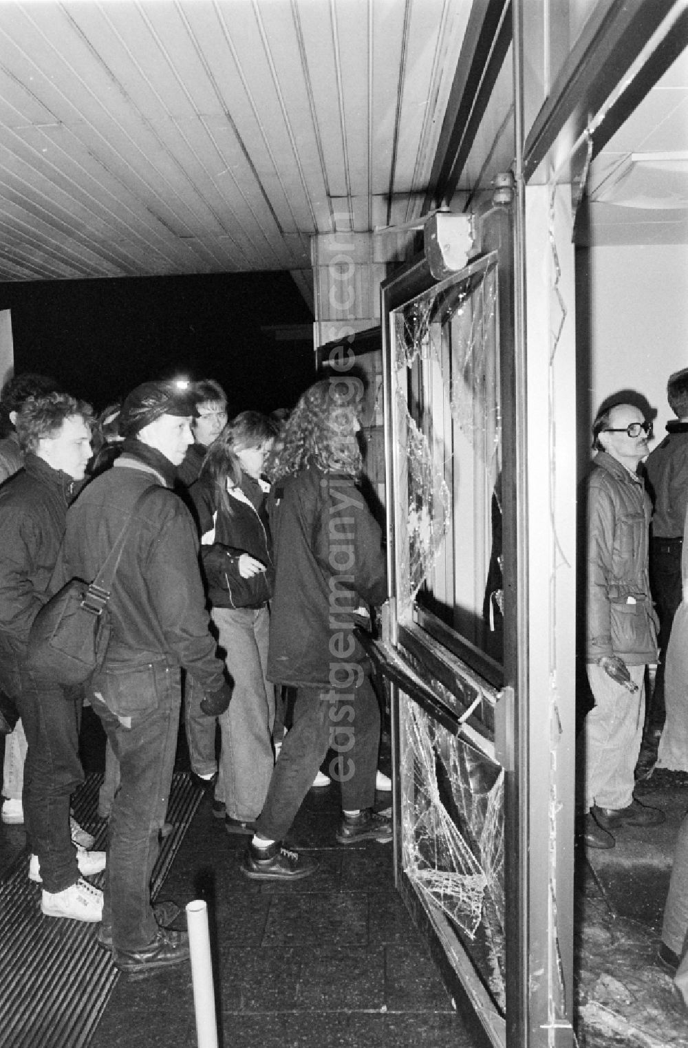 Berlin: Demonstrators and protesters during the storming and occupation the headquarters of the MfS Ministry for State Security on street Ruschestrasse - Normannenstrasse in the district Lichtenberg in Berlin Eastberlin on the territory of the former GDR, German Democratic Republic