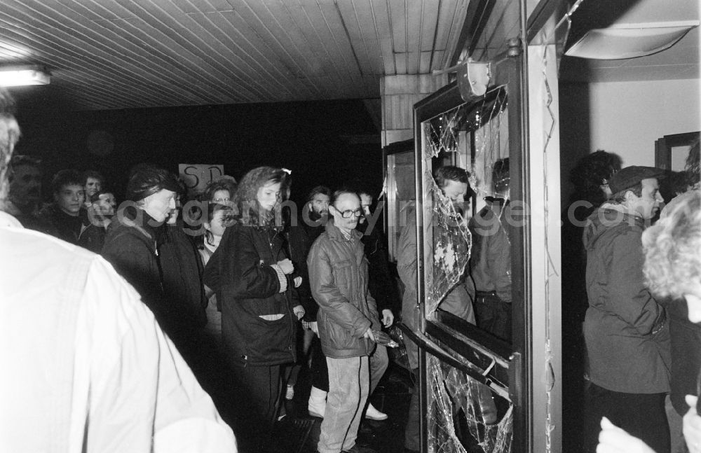 GDR image archive: Berlin - Demonstrators and protesters during the storming and occupation the headquarters of the MfS Ministry for State Security on street Ruschestrasse - Normannenstrasse in the district Lichtenberg in Berlin Eastberlin on the territory of the former GDR, German Democratic Republic