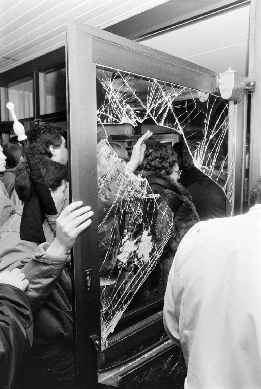 GDR photo archive: Berlin - Demonstrators and protesters during the storming and occupation the headquarters of the MfS Ministry for State Security on street Ruschestrasse - Normannenstrasse in the district Lichtenberg in Berlin Eastberlin on the territory of the former GDR, German Democratic Republic