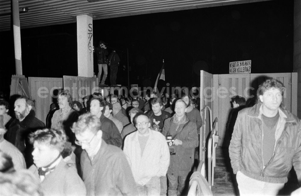 GDR picture archive: Berlin - Demonstrators and protesters during the storming and occupation the headquarters of the MfS Ministry for State Security on street Ruschestrasse - Normannenstrasse in the district Lichtenberg in Berlin Eastberlin on the territory of the former GDR, German Democratic Republic