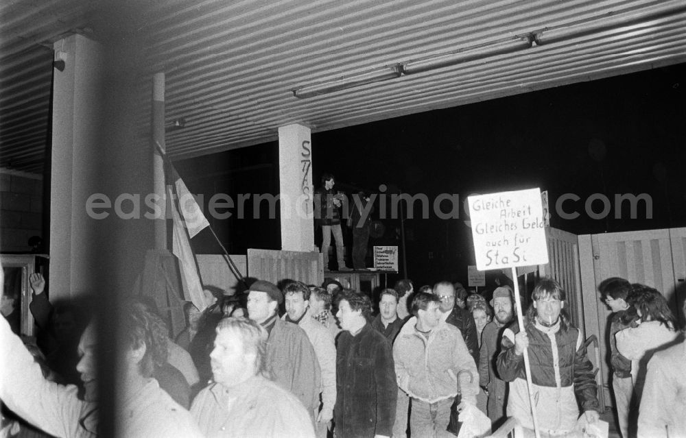 Berlin: Demonstrators and protesters during the storming and occupation the headquarters of the MfS Ministry for State Security on street Ruschestrasse - Normannenstrasse in the district Lichtenberg in Berlin Eastberlin on the territory of the former GDR, German Democratic Republic