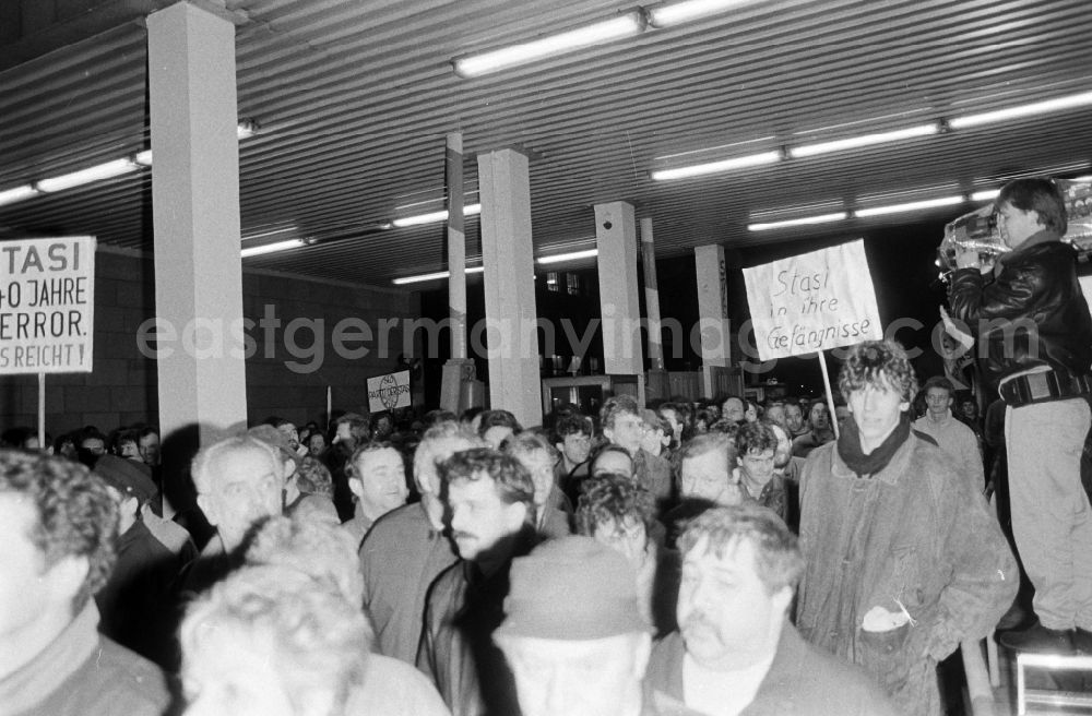 GDR image archive: Berlin - Demonstrators and protesters during the storming and occupation the headquarters of the MfS Ministry for State Security on street Ruschestrasse - Normannenstrasse in the district Lichtenberg in Berlin Eastberlin on the territory of the former GDR, German Democratic Republic