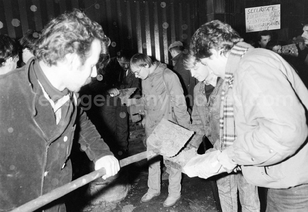 GDR picture archive: Berlin - Demonstrators and protesters during the storming and occupation the headquarters of the MfS Ministry for State Security on street Ruschestrasse - Normannenstrasse in the district Lichtenberg in Berlin Eastberlin on the territory of the former GDR, German Democratic Republic