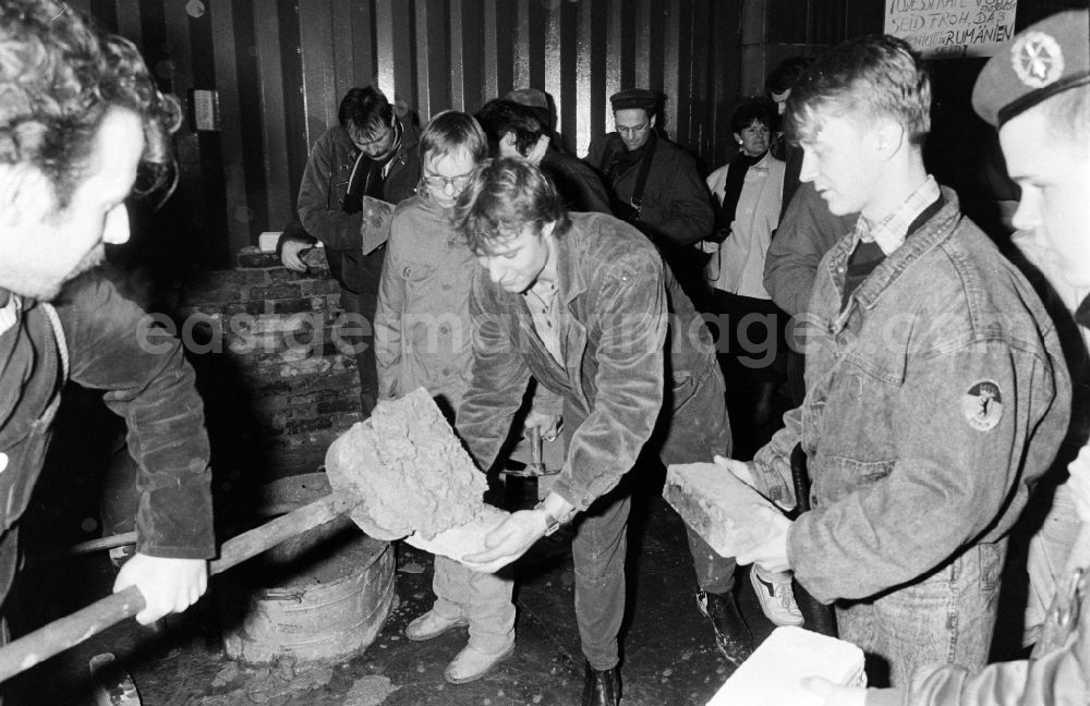 Berlin: Demonstrators and protesters during the storming and occupation the headquarters of the MfS Ministry for State Security on street Ruschestrasse - Normannenstrasse in the district Lichtenberg in Berlin Eastberlin on the territory of the former GDR, German Democratic Republic