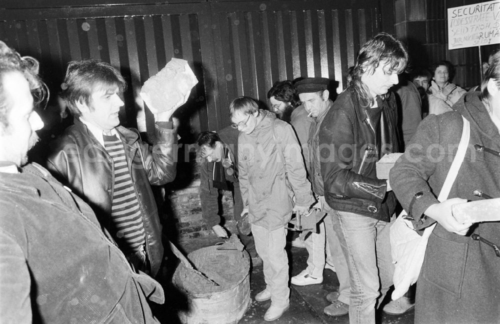 GDR image archive: Berlin - Demonstrators and protesters during the storming and occupation the headquarters of the MfS Ministry for State Security on street Ruschestrasse - Normannenstrasse in the district Lichtenberg in Berlin Eastberlin on the territory of the former GDR, German Democratic Republic