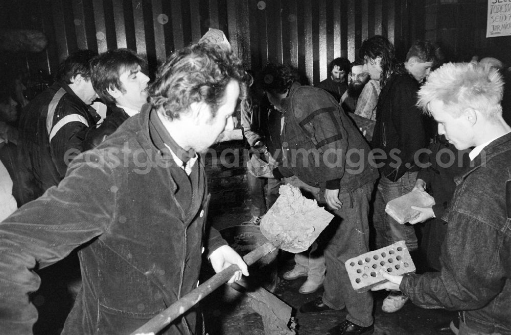 GDR picture archive: Berlin - Demonstrators and protesters during the storming and occupation the headquarters of the MfS Ministry for State Security on street Ruschestrasse - Normannenstrasse in the district Lichtenberg in Berlin Eastberlin on the territory of the former GDR, German Democratic Republic