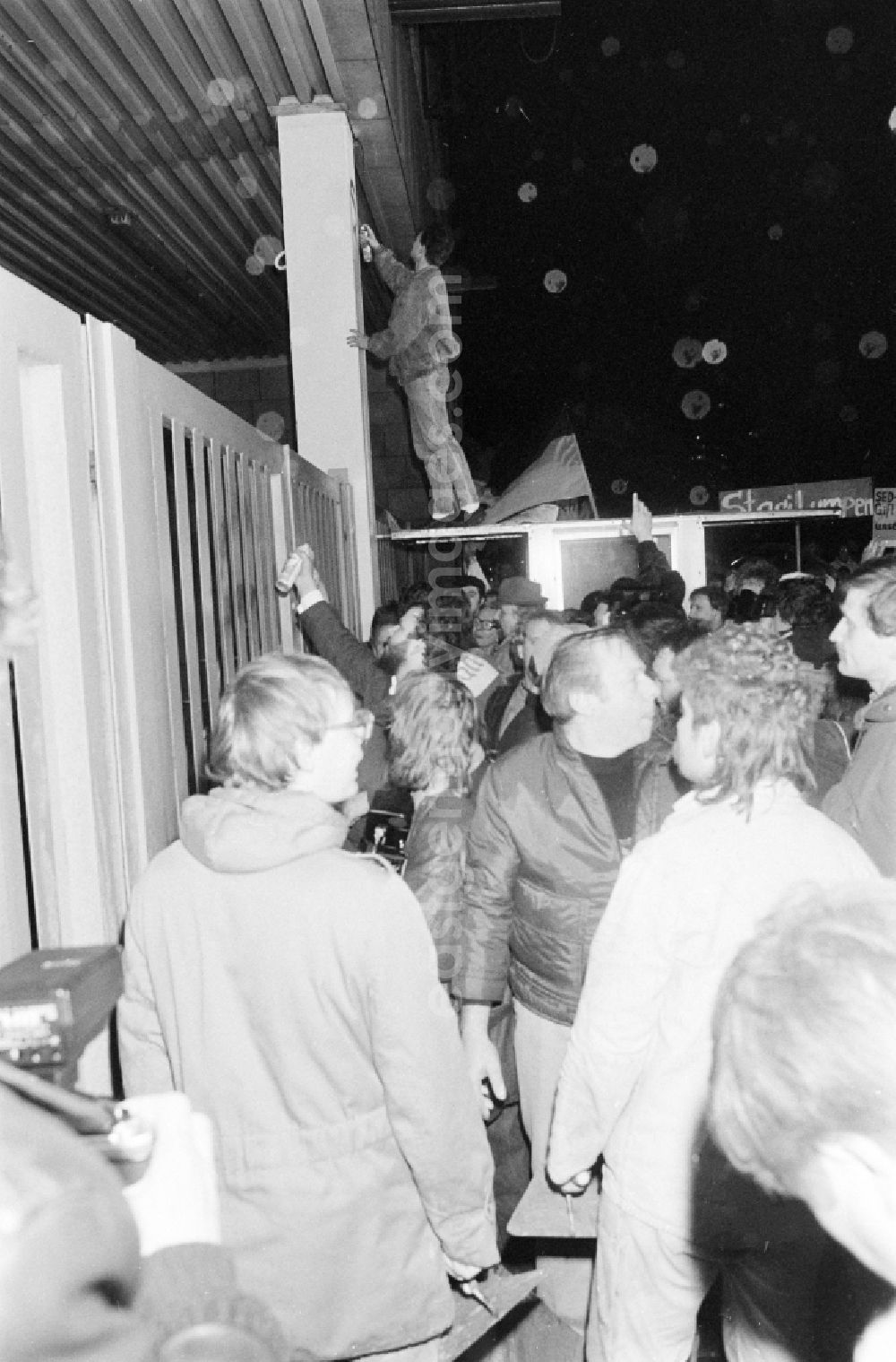 Berlin: Demonstrators and protesters during the storming and occupation the headquarters of the MfS Ministry for State Security on street Ruschestrasse - Normannenstrasse in the district Lichtenberg in Berlin Eastberlin on the territory of the former GDR, German Democratic Republic