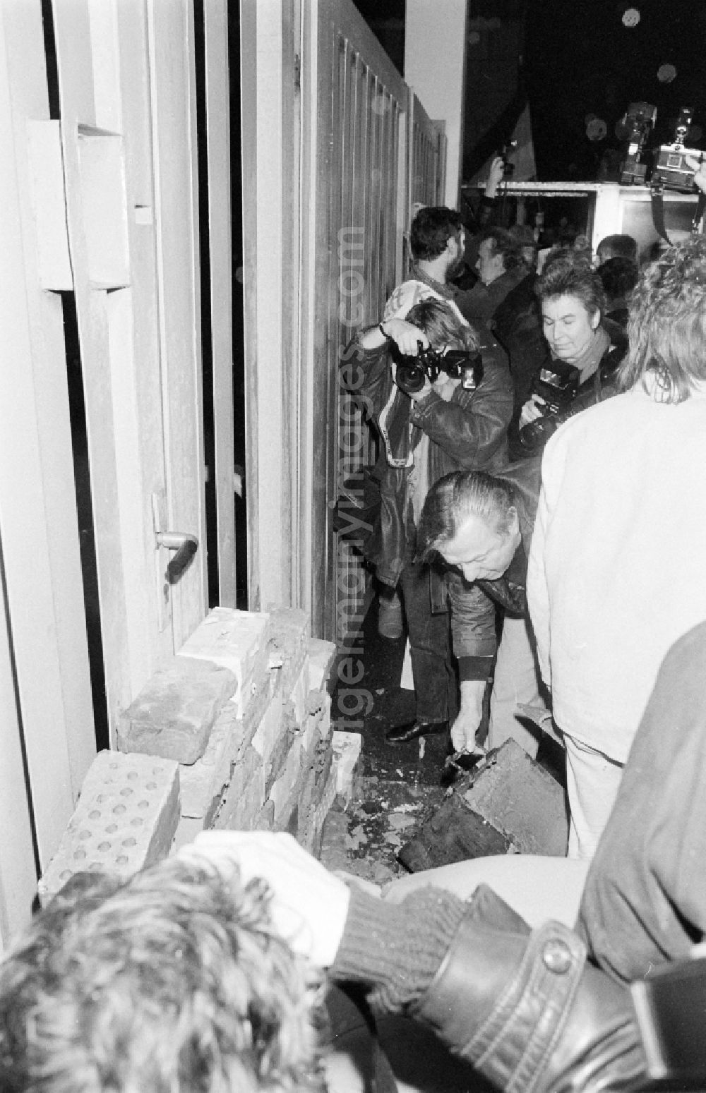 GDR image archive: Berlin - Demonstrators and protesters during the storming and occupation the headquarters of the MfS Ministry for State Security on street Ruschestrasse - Normannenstrasse in the district Lichtenberg in Berlin Eastberlin on the territory of the former GDR, German Democratic Republic