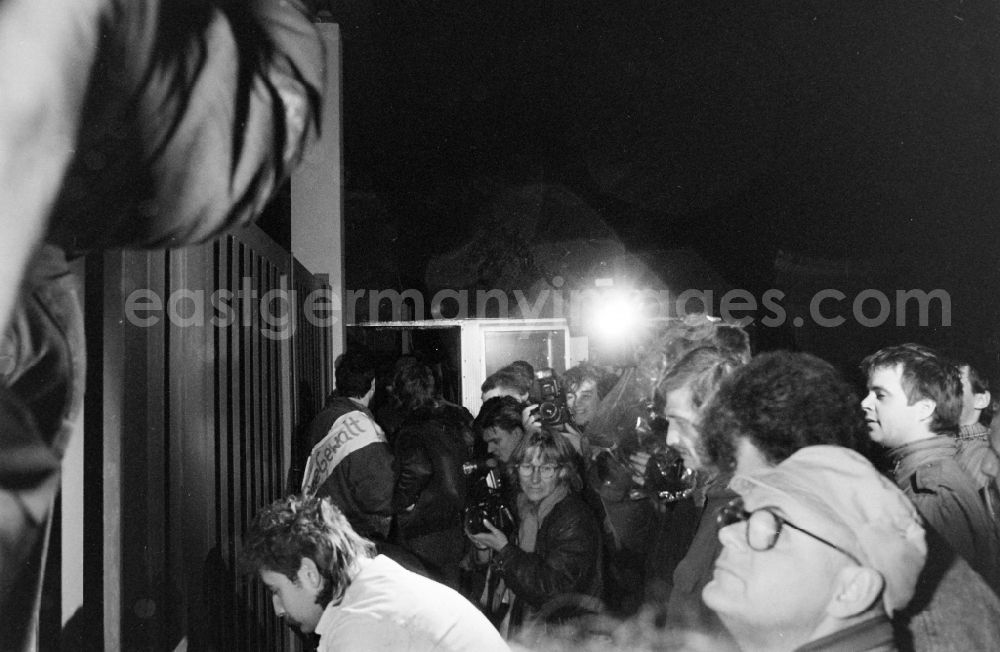 GDR picture archive: Berlin - Demonstrators and protesters during the storming and occupation the headquarters of the MfS Ministry for State Security on street Ruschestrasse - Normannenstrasse in the district Lichtenberg in Berlin Eastberlin on the territory of the former GDR, German Democratic Republic