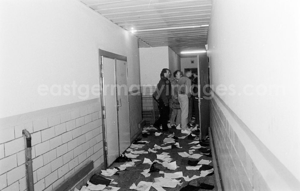 Berlin: Demonstrators and protesters during the storming and occupation the headquarters of the MfS Ministry for State Security on street Ruschestrasse - Normannenstrasse in the district Lichtenberg in Berlin Eastberlin on the territory of the former GDR, German Democratic Republic