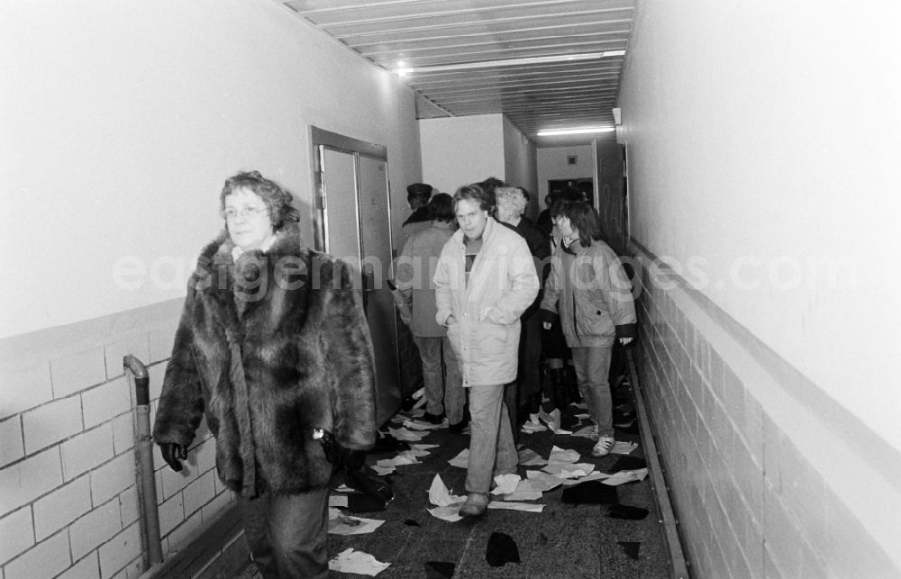 GDR image archive: Berlin - Demonstrators and protesters during the storming and occupation the headquarters of the MfS Ministry for State Security on street Ruschestrasse - Normannenstrasse in the district Lichtenberg in Berlin Eastberlin on the territory of the former GDR, German Democratic Republic