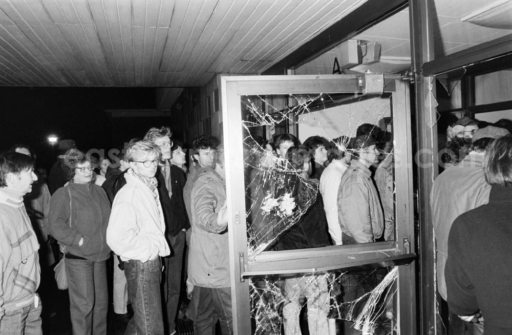 GDR photo archive: Berlin - Demonstrators and protesters during the storming and occupation the headquarters of the MfS Ministry for State Security on street Ruschestrasse - Normannenstrasse in the district Lichtenberg in Berlin Eastberlin on the territory of the former GDR, German Democratic Republic