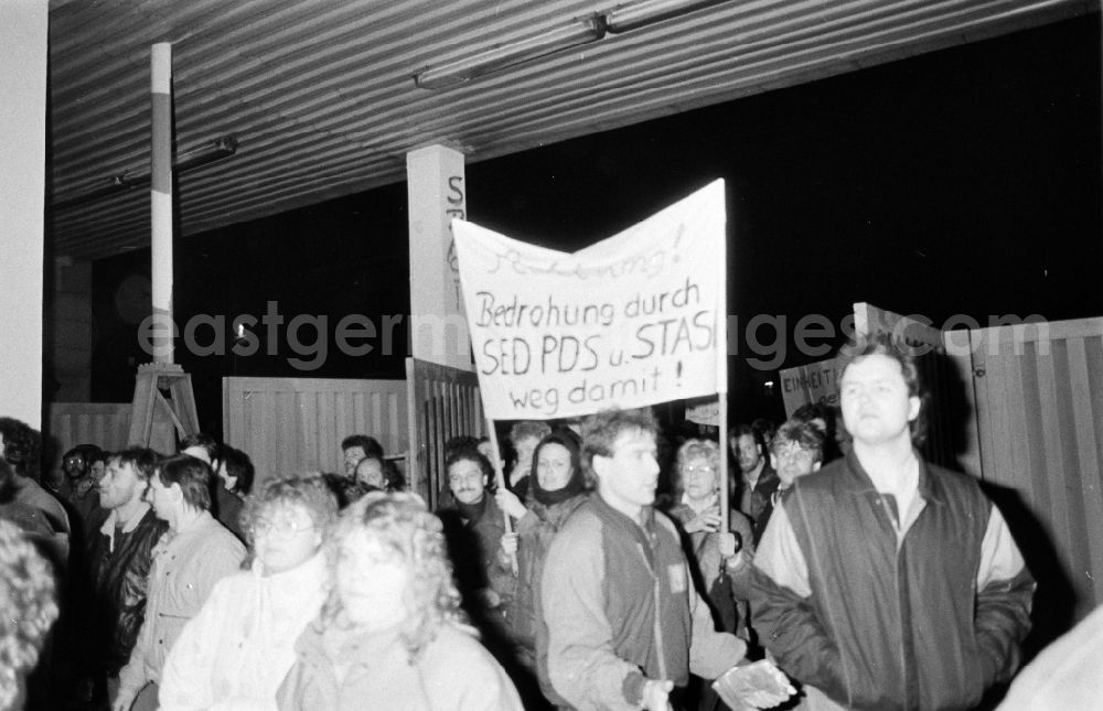 GDR picture archive: Berlin - Demonstrators and protesters during the storming and occupation the headquarters of the MfS Ministry for State Security on street Ruschestrasse - Normannenstrasse in the district Lichtenberg in Berlin Eastberlin on the territory of the former GDR, German Democratic Republic