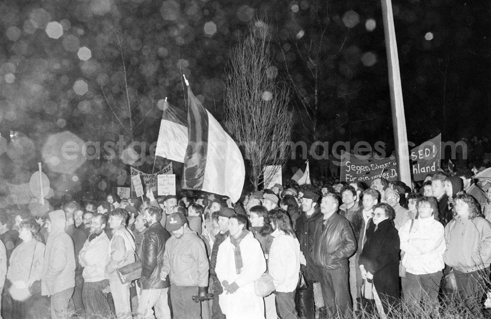 Berlin: Demonstrators and protesters during the storming and occupation the headquarters of the MfS Ministry for State Security on street Ruschestrasse - Normannenstrasse in the district Lichtenberg in Berlin Eastberlin on the territory of the former GDR, German Democratic Republic