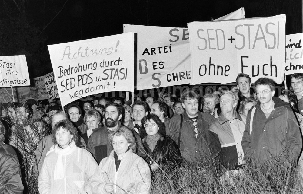 GDR image archive: Berlin - Demonstrators and protesters during the storming and occupation the headquarters of the MfS Ministry for State Security on street Ruschestrasse - Normannenstrasse in the district Lichtenberg in Berlin Eastberlin on the territory of the former GDR, German Democratic Republic