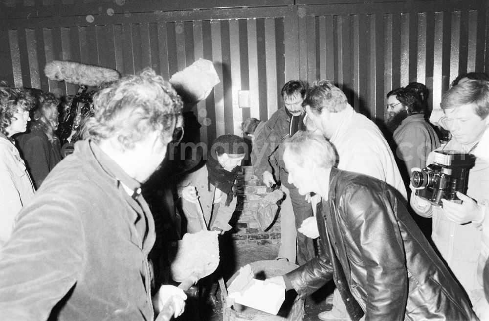 GDR picture archive: Berlin - Demonstrators and protesters during the storming and occupation the headquarters of the MfS Ministry for State Security on street Ruschestrasse - Normannenstrasse in the district Lichtenberg in Berlin Eastberlin on the territory of the former GDR, German Democratic Republic