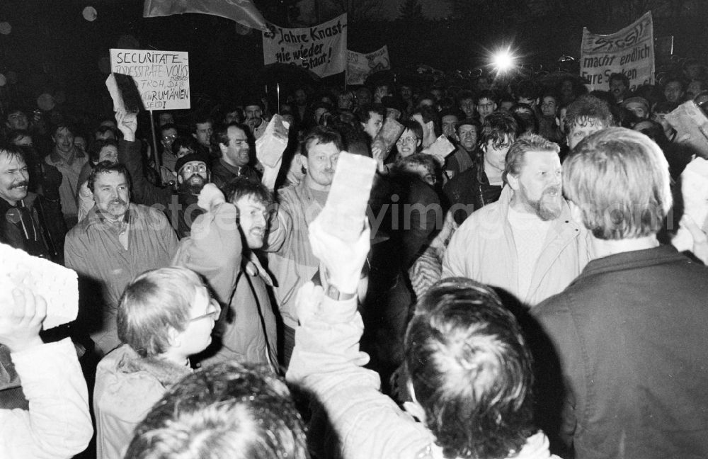 Berlin: Demonstrators and protesters during the storming and occupation the headquarters of the MfS Ministry for State Security on street Ruschestrasse - Normannenstrasse in the district Lichtenberg in Berlin Eastberlin on the territory of the former GDR, German Democratic Republic