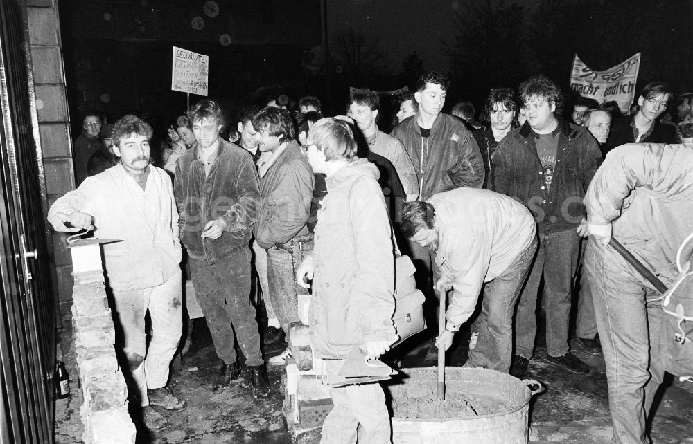 GDR image archive: Berlin - Demonstrators and protesters during the storming and occupation the headquarters of the MfS Ministry for State Security on street Ruschestrasse - Normannenstrasse in the district Lichtenberg in Berlin Eastberlin on the territory of the former GDR, German Democratic Republic