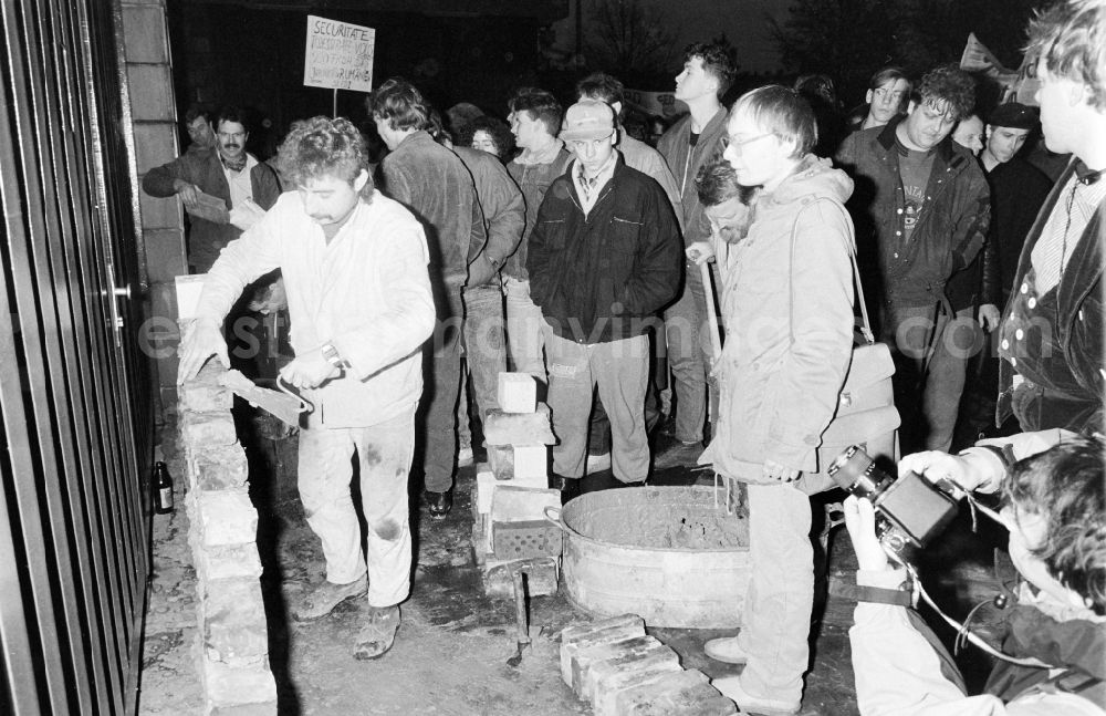 GDR picture archive: Berlin - Demonstrators and protesters during the storming and occupation the headquarters of the MfS Ministry for State Security on street Ruschestrasse - Normannenstrasse in the district Lichtenberg in Berlin Eastberlin on the territory of the former GDR, German Democratic Republic