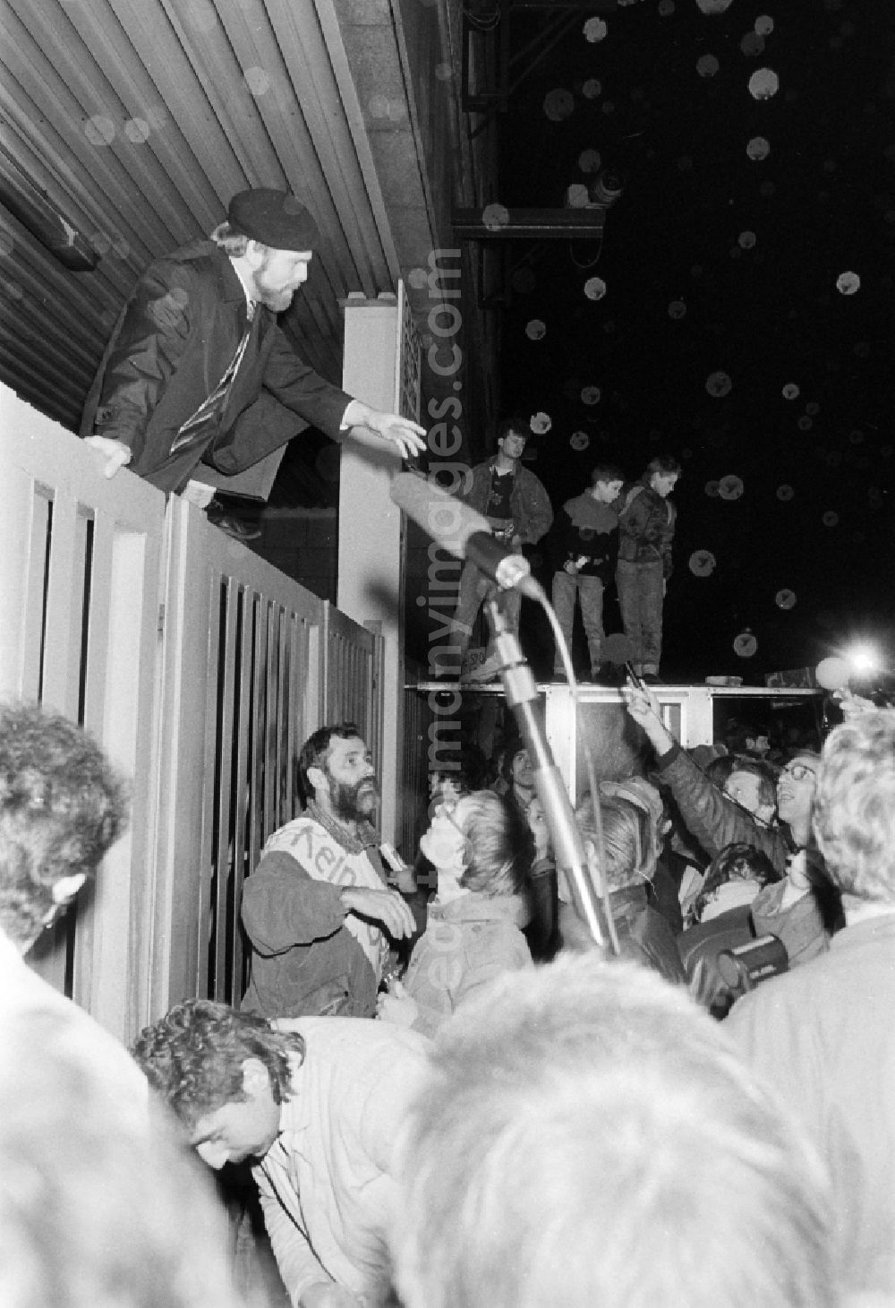 Berlin: Demonstrators and protesters during the storming and occupation the headquarters of the MfS Ministry for State Security on street Ruschestrasse - Normannenstrasse in the district Lichtenberg in Berlin Eastberlin on the territory of the former GDR, German Democratic Republic