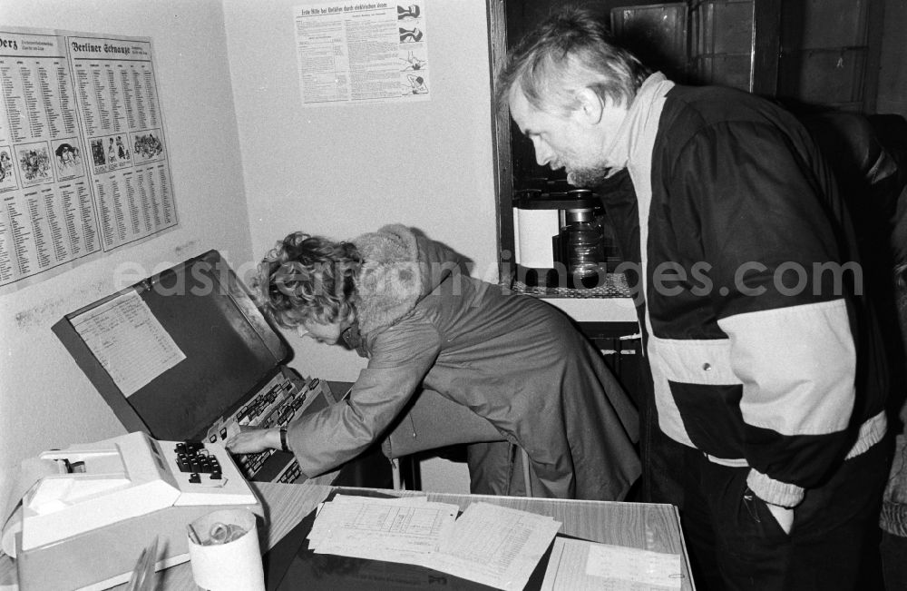 Berlin: Demonstrators and protesters during the storming and occupation the headquarters of the MfS Ministry for State Security on street Ruschestrasse - Normannenstrasse in the district Lichtenberg in Berlin Eastberlin on the territory of the former GDR, German Democratic Republic