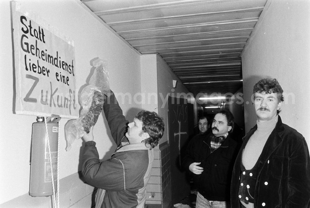 GDR image archive: Berlin - Demonstrators and protesters during the storming and occupation the headquarters of the MfS Ministry for State Security on street Ruschestrasse - Normannenstrasse in the district Lichtenberg in Berlin Eastberlin on the territory of the former GDR, German Democratic Republic