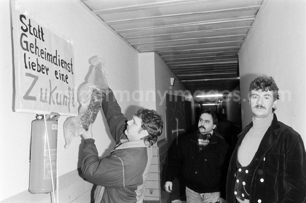 GDR photo archive: Berlin - Demonstrators and protesters during the storming and occupation the headquarters of the MfS Ministry for State Security on street Ruschestrasse - Normannenstrasse in the district Lichtenberg in Berlin Eastberlin on the territory of the former GDR, German Democratic Republic