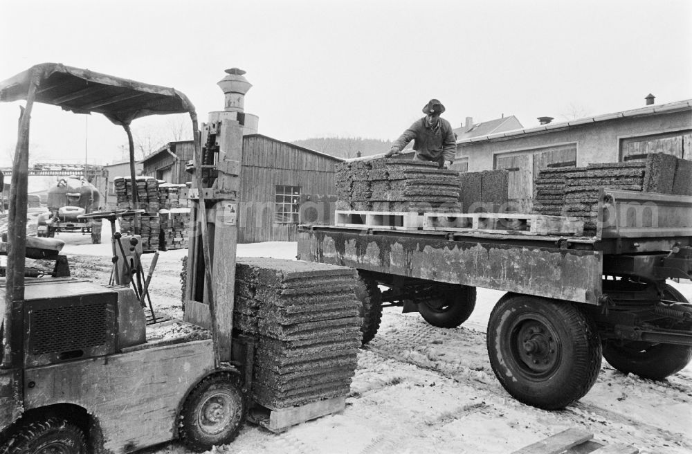 GDR picture archive: Crottendorf - Factory view and manufacturing process in the StFB Schwarzenberg Bf.Plattenwerk in Crottendorf in the Ore Mountains in Germany