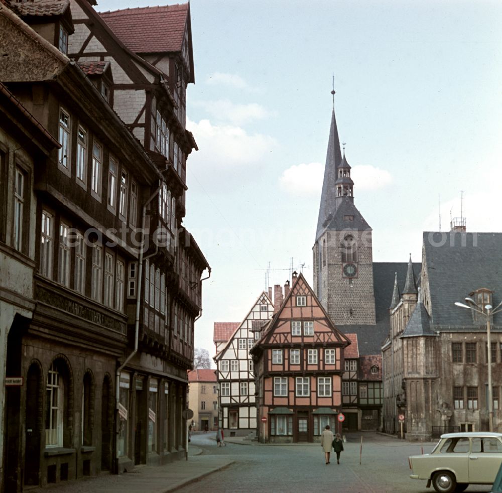 GDR picture archive: Quedlinburg - Half-timbered facade and building front in front of the market church St. Benedicti on the street Markt in Quedlinburg, Saxony-Anhalt in the area of the former GDR, German Democratic Republic