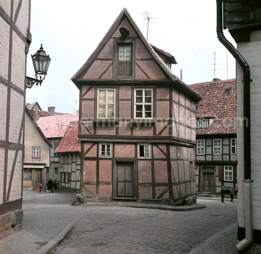 GDR image archive: Quedlinburg - Half-timbered facade and building front south gable in the street Finkenherd in the city center of Quedlinburg, Saxony-Anhalt in the territory of the former GDR, German Democratic Republic