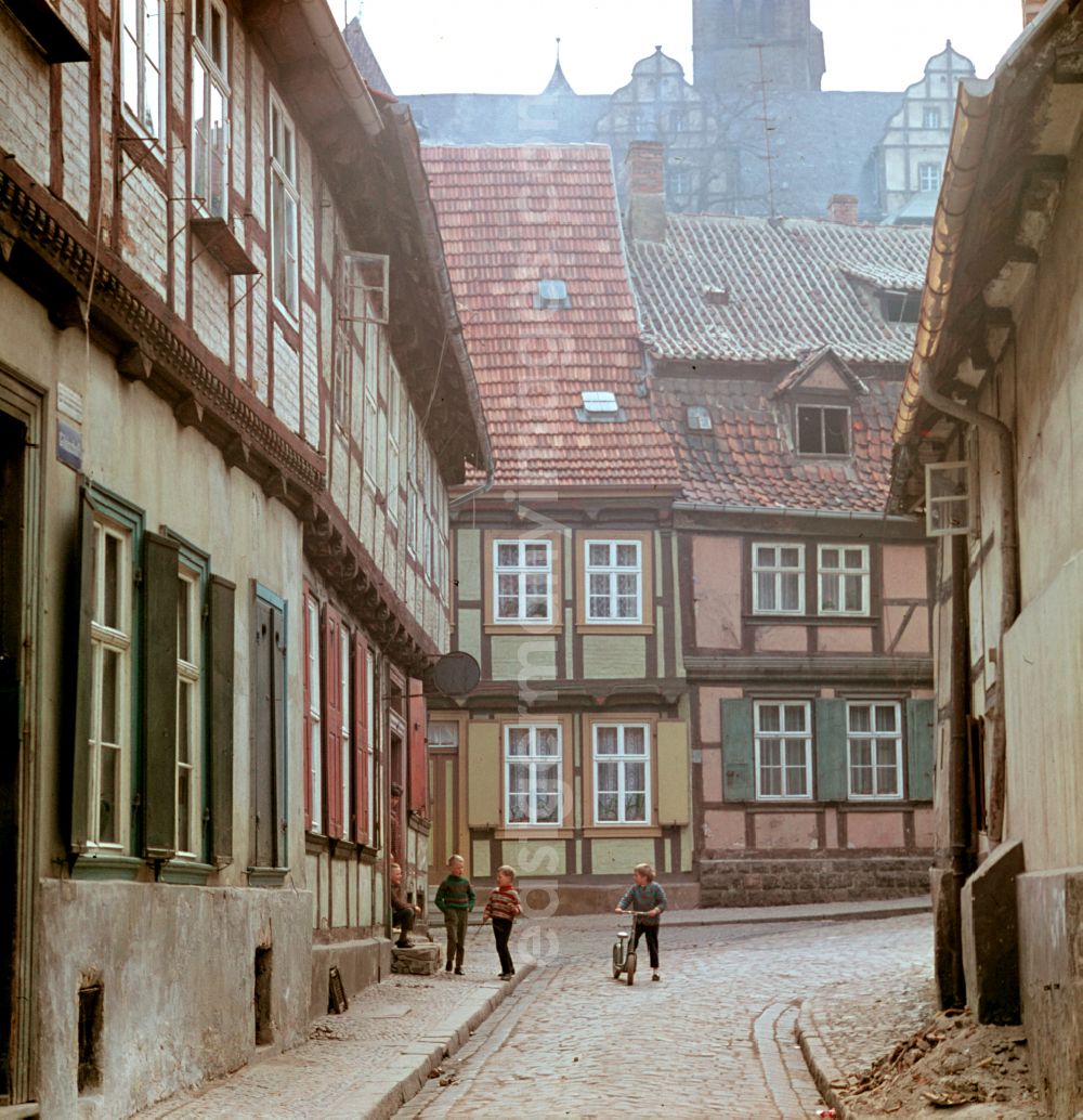 GDR photo archive: Quedlinburg - Half-timbered facades and building fronts in the old town centre in Quedlinburg, Saxony-Anhalt in the area of the former GDR, German Democratic Republic